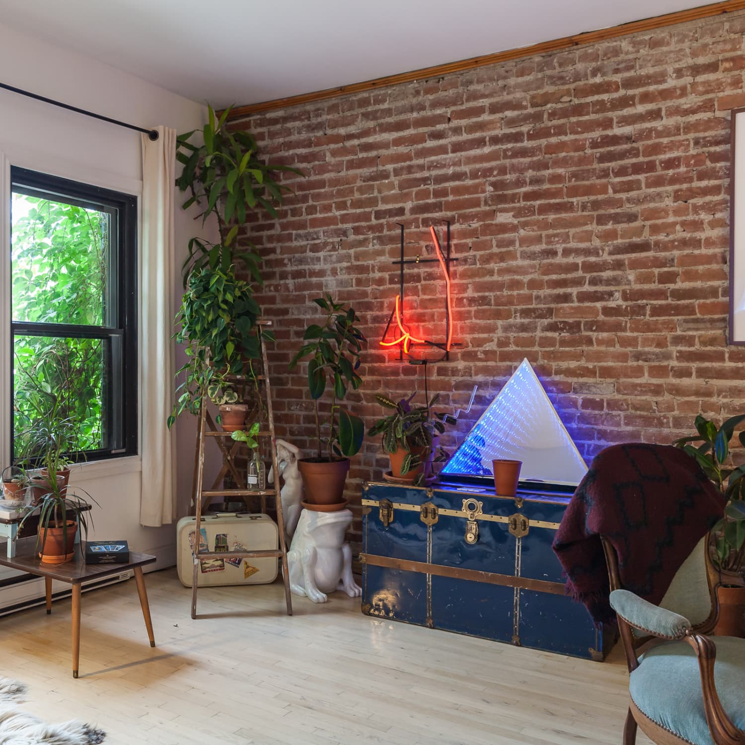 10 Neon Lights to Help You Create Your Best Brightest Room Neon Light Trend Apartment Therapy